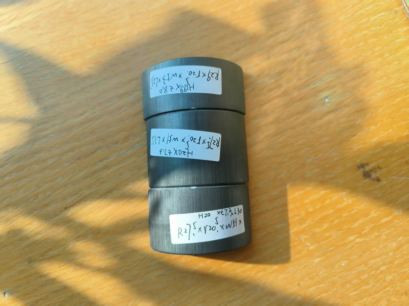 一般电机上用的铁氧体磁铁是什么材质的？